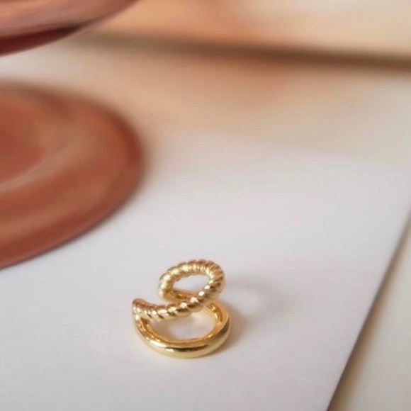CLOSING SALE! 1 Gold Double Layered Twist Ear Cuff - Picture 4 of 4